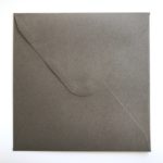 Umschlag quadratisch Kraftpapier Dunkelgrau 155x155mm 1